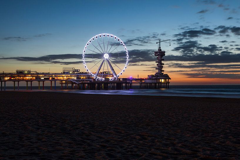 Scheveningen Pier mit beleuchtetem Riesenrad vom Strand aus von Ed de Heus