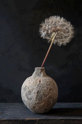 Oude vaas met delicate paardenbloem