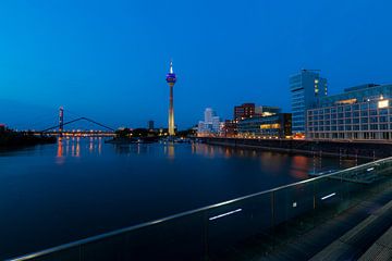 Een blik over de Medienhafen en de Rheinturm, Düsseldorf van Martijn