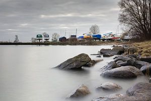 Bateaux colorés et environnement gris