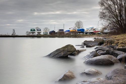 Gekleurde boten en een grijze omgeving