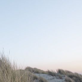 Maan schijnt tijdens zonsondergang boven de duinen | reisfotografie print | Texel Nederland van Kimberley Jekel