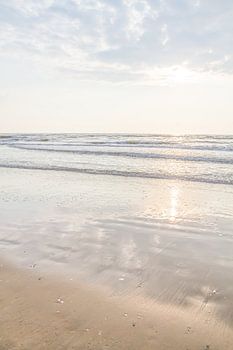Sonne, Meer, Zen - beruhigendes Foto eines Strandes in neutralen Tönen