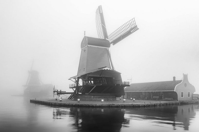 Windmühlen im Nebel von Bart Hendrix