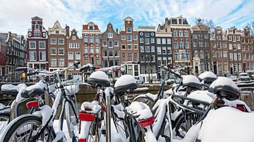Besneeuwde fietsen in Amsterdam Nederland van Eye on You