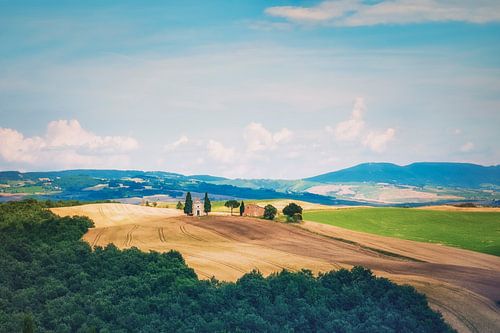 De glooiende heuvels van Toscane met een kerkje