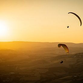 Paragliders met zonsondergang van Sander van der Veen
