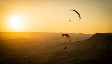 Paragliders met zonsondergang