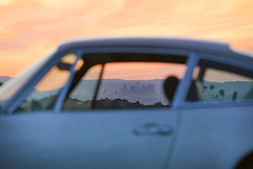 Die Skyline von LA durch das Fenster eines 911 von Maurice van den Tillaard