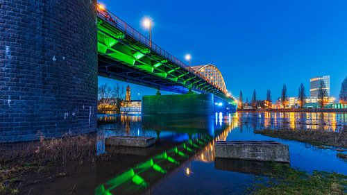 De John Frostbrug tijdens het blauwe uur in Arnhem