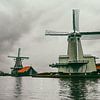 Stimmungsvolle Windmühlen in der Zaanse Schans II von Daan Duvillier | Dsquared Photography