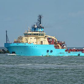 Maersk Handler vaart richting zee. van Jaap van den Berg