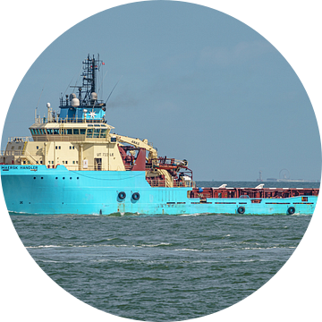 Maersk Handler vaart richting zee. van Jaap van den Berg