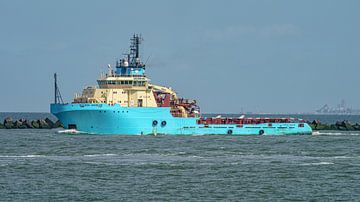 Maersk Handler vaart richting zee. van Jaap van den Berg