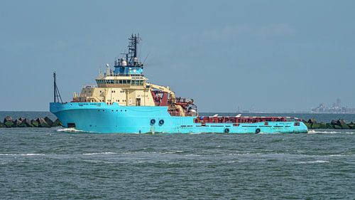 Maersk Handler sails out to sea.