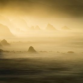 Atlantische kust bij zonsondergang - Asturië, Spanje van Hans Debruyne