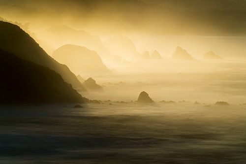 Atlantische kust bij zonsondergang - Asturië, Spanje van Hans Debruyne