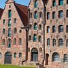 Pakhuizen in oude stad  Lübeck in Duitsland van Joost Adriaanse