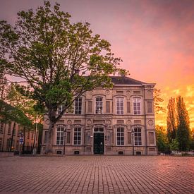 Historisches Gebäude bei schönem Sonnenuntergang von Jesper Stegers