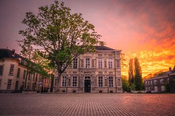 Historisch gebouw tijdens prachtige zonsondergang van Jesper Stegers