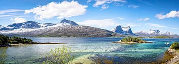 Panorama der Lofoten mit Inselchen, Norwegen