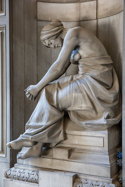 Sitzende Dame mit Robe von Joost Adriaanse