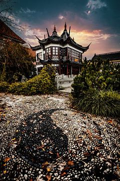 Maison de thé chinoise ou japonaise. Parc avec signe yin yang dans le chemin sur Fotos by Jan Wehnert