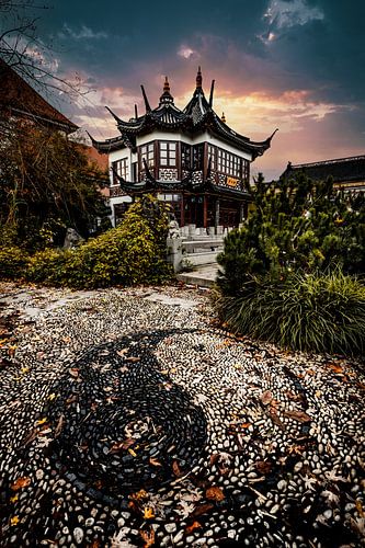 China of Japana theehuis. Park met yin yang teken in de weg
