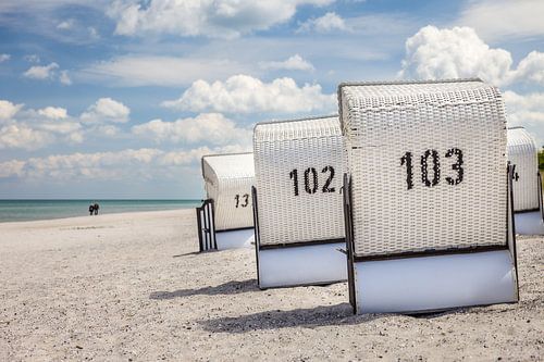 Weiße Strandkörbe in Zingst by Christian Müringer