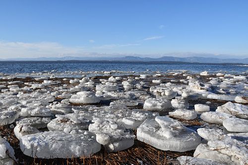 Het eerste ijs op de rivier in de herfst