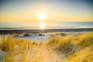 Sonnenuntergang am Nordseestrand an einem ruhigen Tag in Südholland