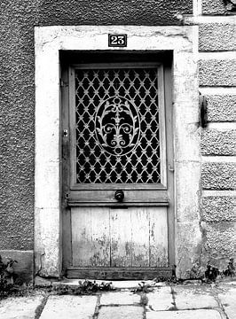 Alte Tür (schwarz-weiß) von Caroline Lichthart