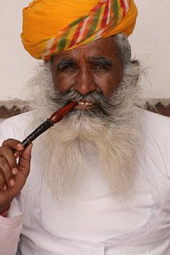Oude man in India van Gert-Jan Siesling