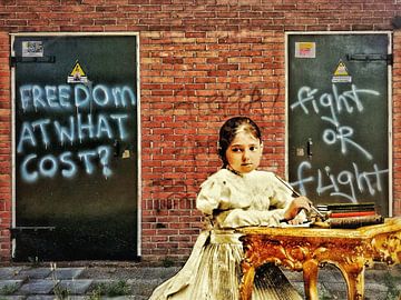 Kampf oder Flucht (Mädchen vor Türen mit Graffiti)