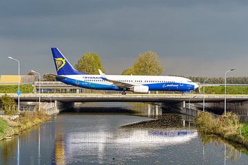 Ryanair Boeing 737-800 in Dreamliner (revised) livery. by Jaap van den Berg