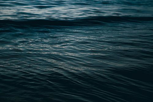 Wasser unter dem Einfluss der untergehenden Sonne