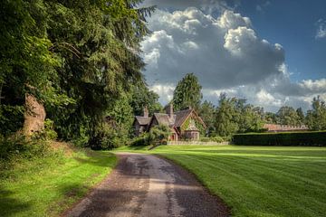 House at Glamis burn - Scotland van Mart Houtman