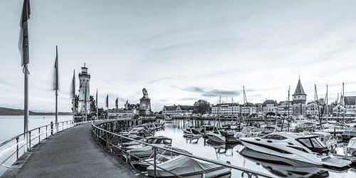De haven van Lindau aan het Bodenmeer in de avond - Monochroom