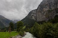 Een landschap bij Stechelberg, Zwitserland, bergen met een beekje van smeltwater. von Angelo de Bruin Miniaturansicht