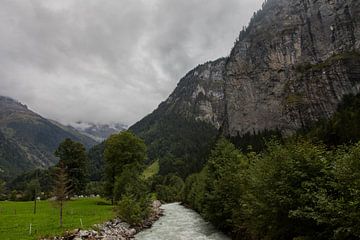 Een landschap bij Stechelberg, Zwitserland, bergen met een beekje van smeltwater.