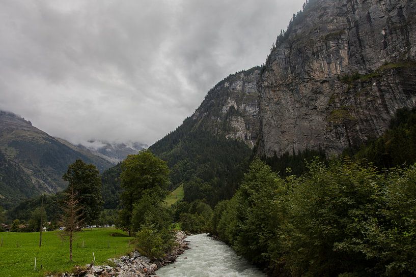 Een landschap bij Stechelberg, Zwitserland, bergen met een beekje van smeltwater. von Angelo de Bruin