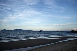 Vietnamees strand in het blauwe uur