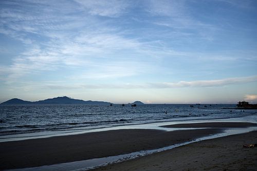 Vietnamees strand in het blauwe uur