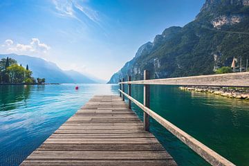 Hölzerne Seebrücke am Gardasee, Italien von Stefano Orazzini