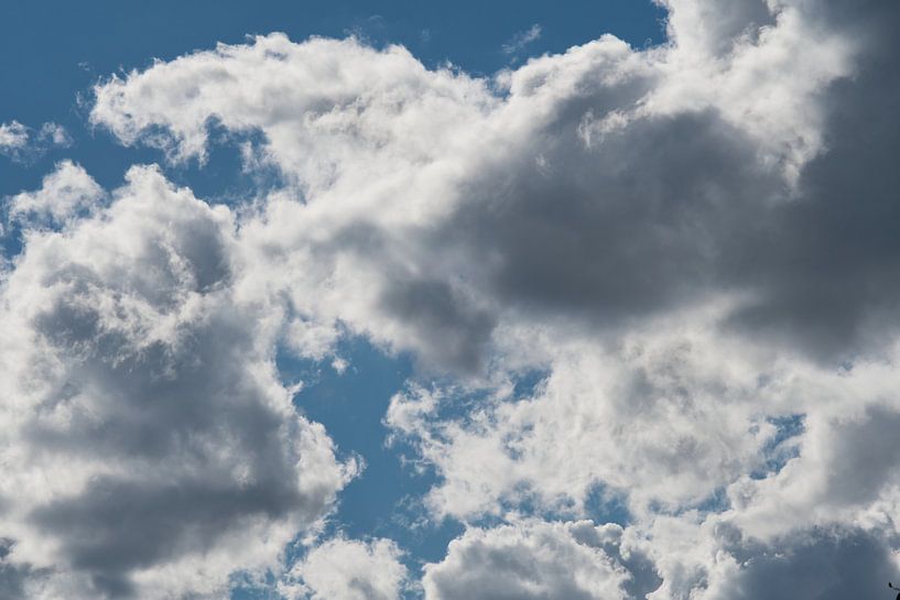 Felle belichte wolken van Jolanda de Jong-Jansen