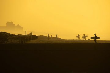 Terug van een surfsessie bij Kijkduin van Bart Hageman Photography