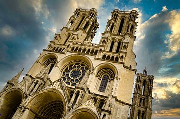 Gevel en klokkentoren van de kathedraal van Laon in Frankrijk met wolkendek van Dieter Walther