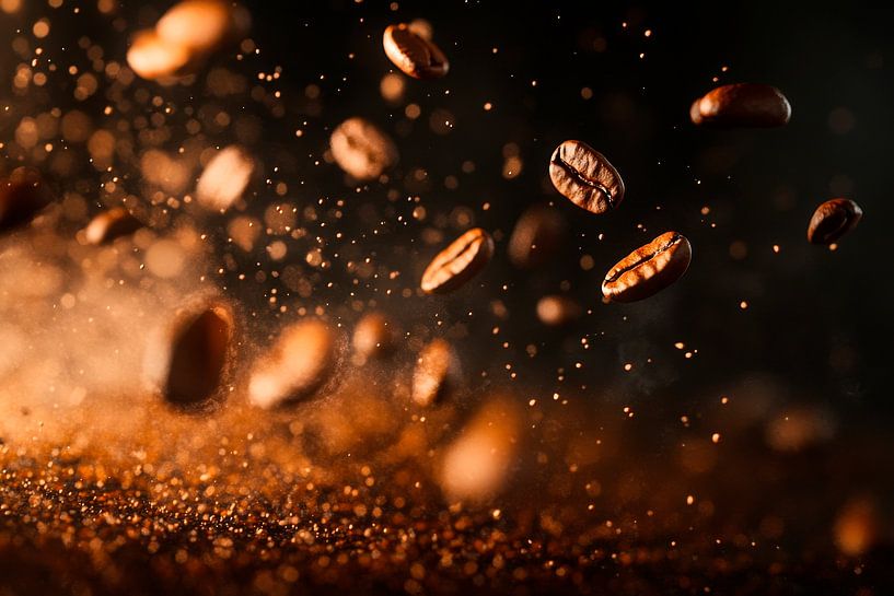 Schwebende Kaffeebohnen mit Staubpartikeln von Poster Art Shop