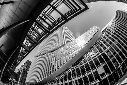 Zonlicht tussen de reuzen van beton en glas van Wendy van Kuler Fotografie