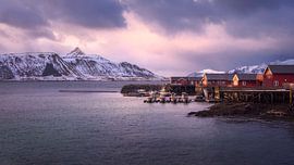 Atemberaubendes Morgenlicht über Leknes auf den Lofoten, Norwegen, mit  von PhotoCluster